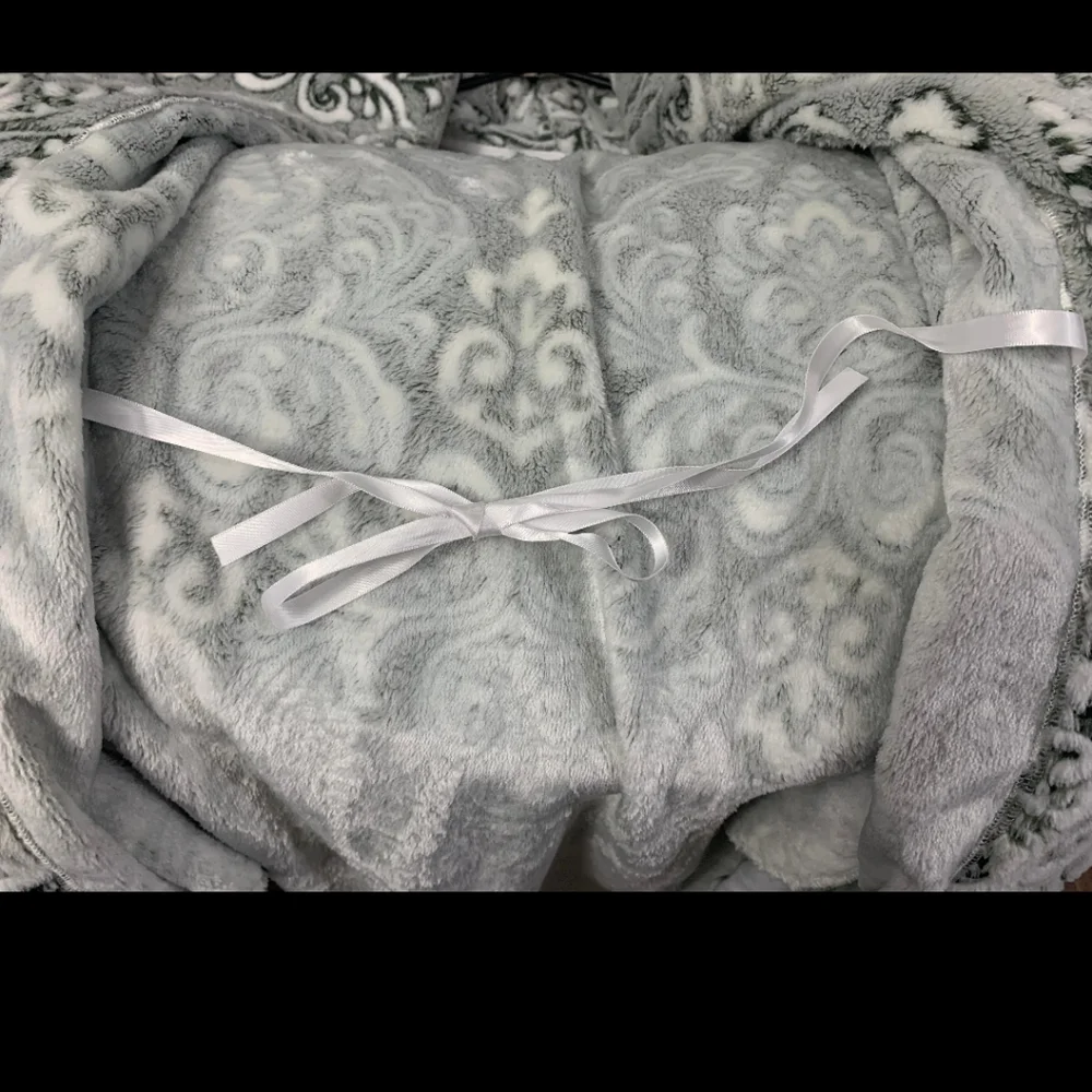 NWT Berkshire Blanket Co. Sz S Grey & Ivory Paisley Filigree Robe - Picture 5 of 7